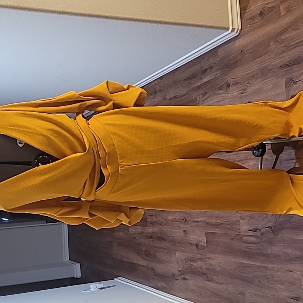 2 piece mustard pant suit never worn